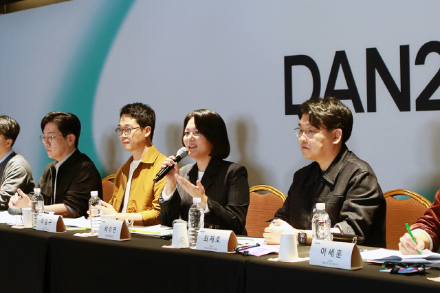 최수연 네이버 대표가 11일 코엑스에서 열린 '단24 통합 콘퍼런스' 기자간담회에서 질문에 답하고 있다. 네이버 제공